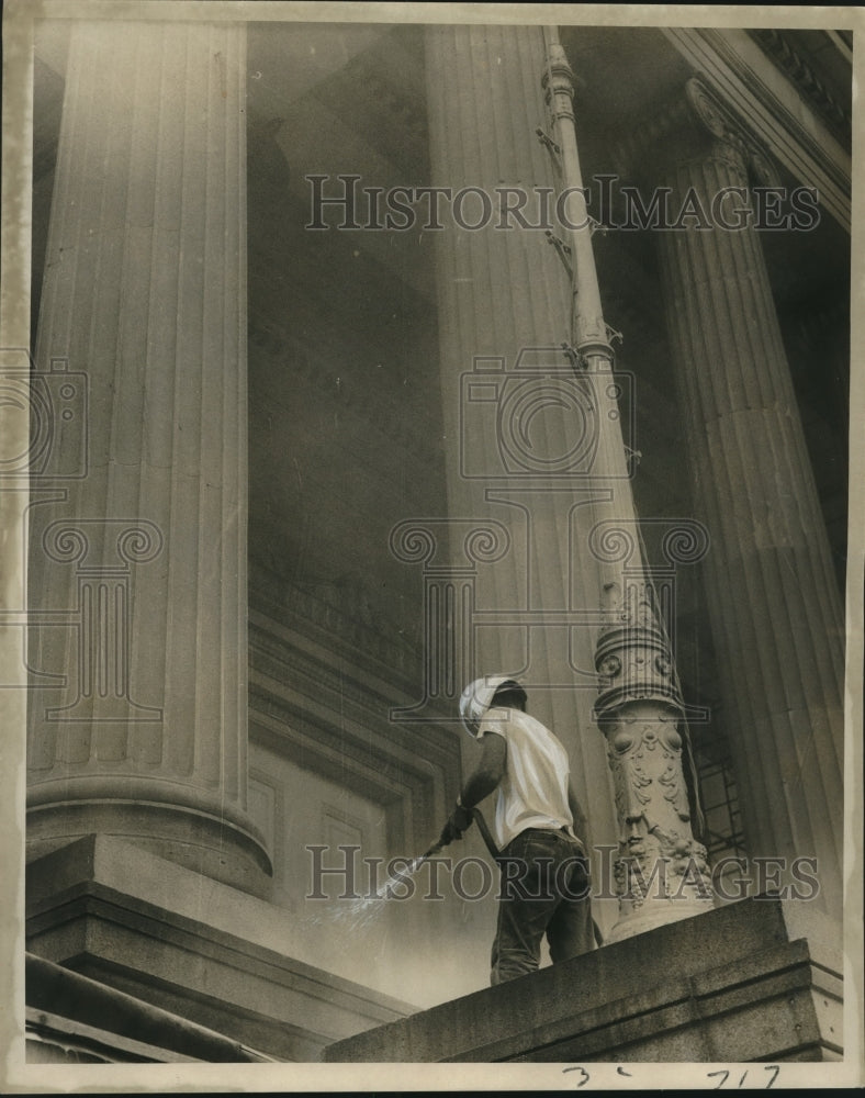 1967 Press Photo Sandblaster cleaning up Gallier Hall on Lafayette Square