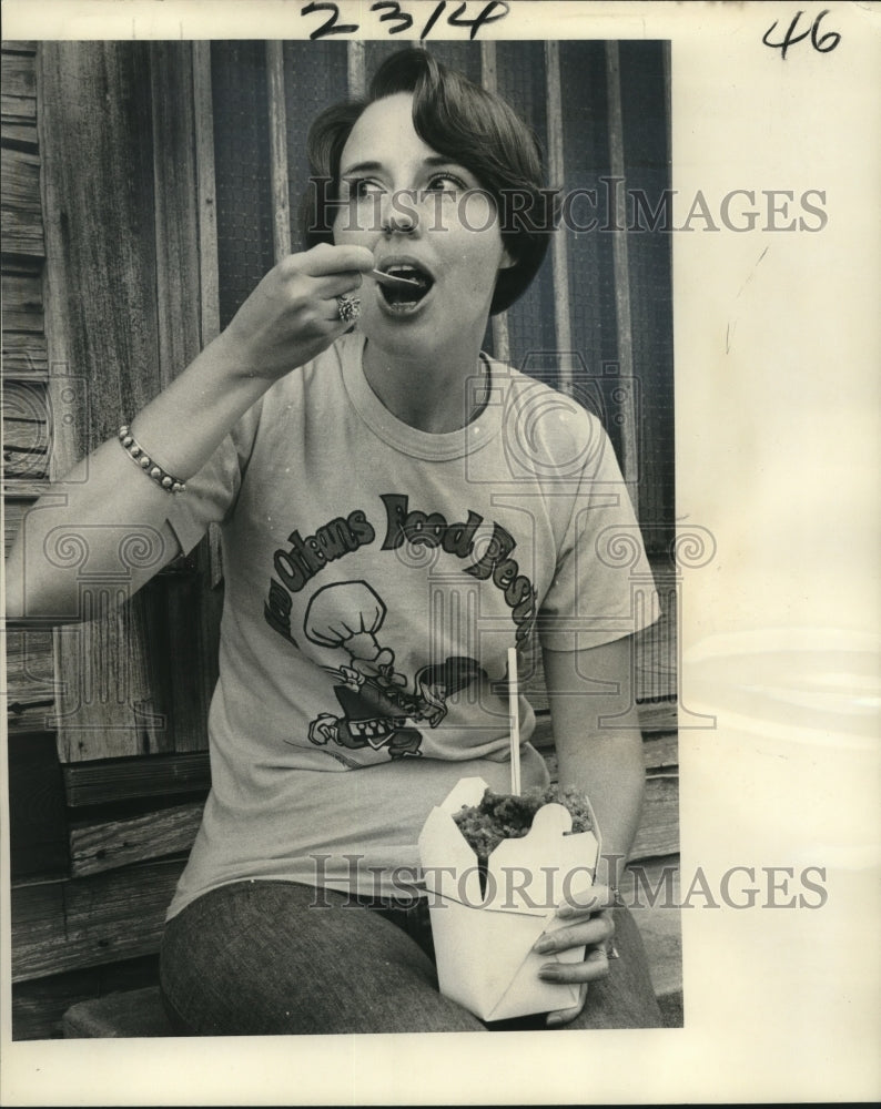 1977 Press Photo Pam Marshall, a festival fan wearing Food festival T-shirt- Historic Images