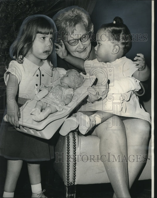 1974 Press Photo Stella Forcha visit patients at Crippled Children's Hospital
