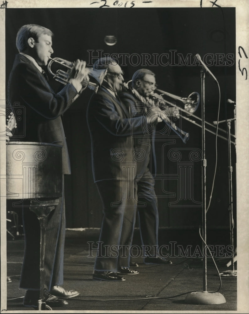 Load image into Gallery viewer, 1972 Press Photo New Orleans Jazz &amp; Heritage Festival with George Finola
