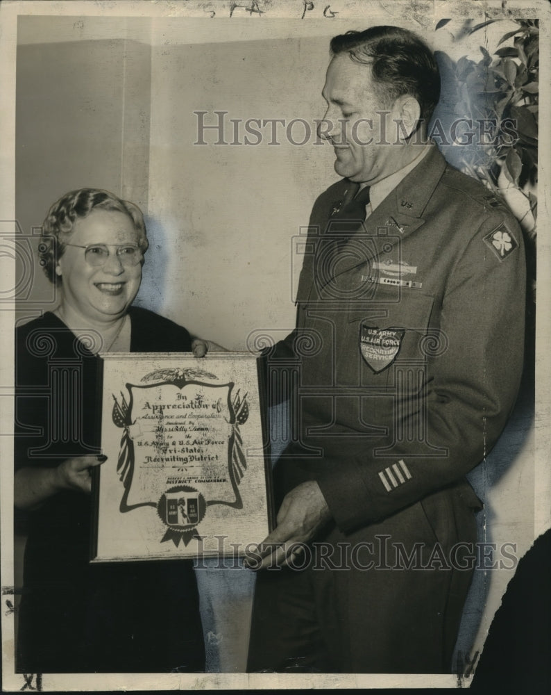 1950 Press Photo US Military - Capt. Henry Ehardt Honors Betty Finnin