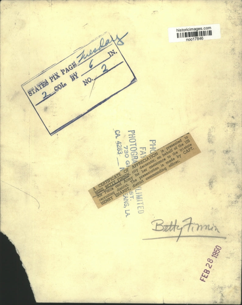 1950 Press Photo US Military - Capt. Henry Ehardt Honors Betty Finnin