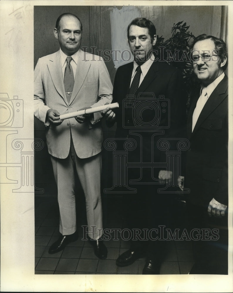 Load image into Gallery viewer, 1972 Press Photo Insurance executive Norman S. Fridlund receives an award
