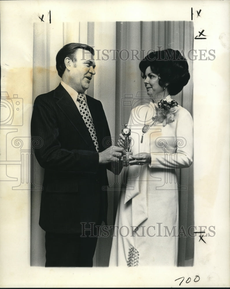 1973 Press Photo &#39;Boss of the Year&#39; Richard Fridley &amp; secretary Carolyn Farris- Historic Images