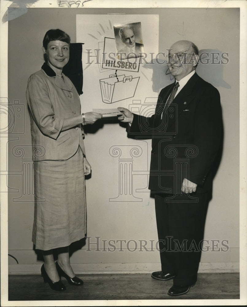 1954 Press Photo Mrs. Richard Freeman of Symphony gives check to C.C. Walther