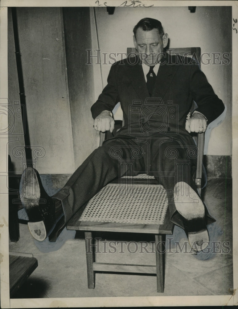 Load image into Gallery viewer, 1953 Press Photo King Frederik of Denmark relaxing on a comfortable chair
