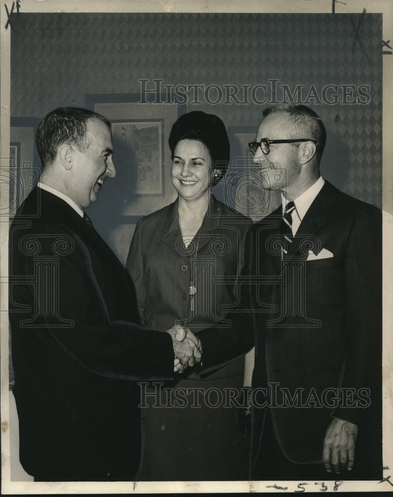 Load image into Gallery viewer, 1964 Press Photo Mrs. Sidney Frederick introduces speakers at the conference.
