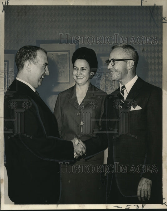 1964 Press Photo Mrs. Sidney Frederick introduces speakers at the conference.