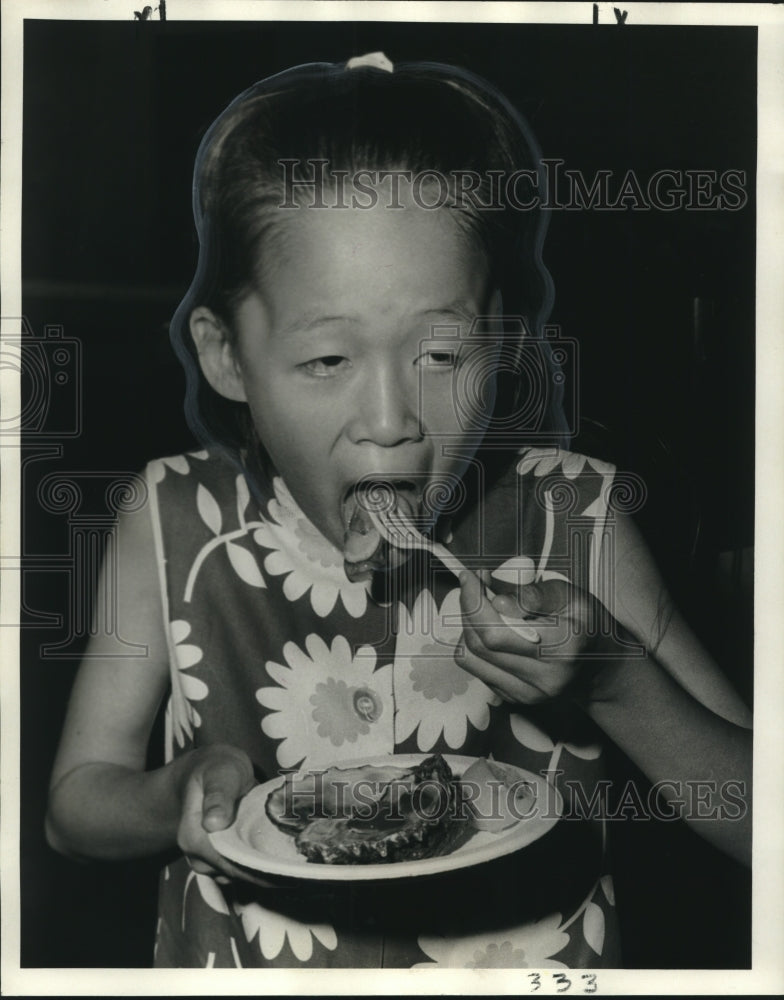 1970 Press Photo Philippine Girl Eats Louisiana Oysters- Historic Images