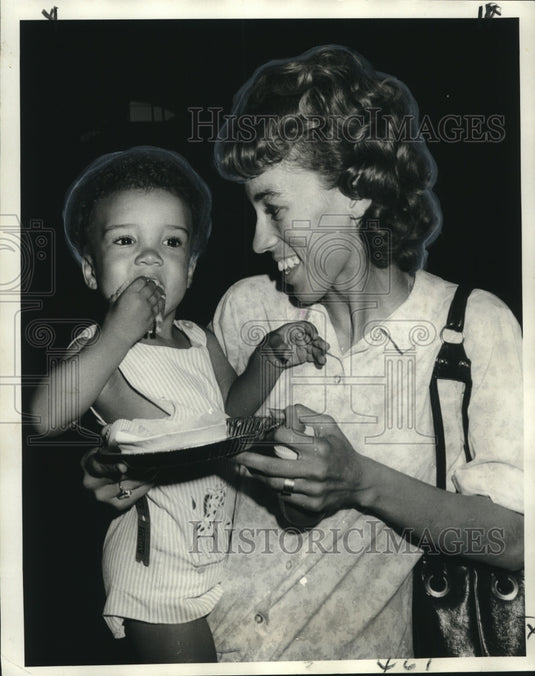 1970 Press Photo Mom Feeds Ellis Brosett Sausage Sandwich- Historic Images
