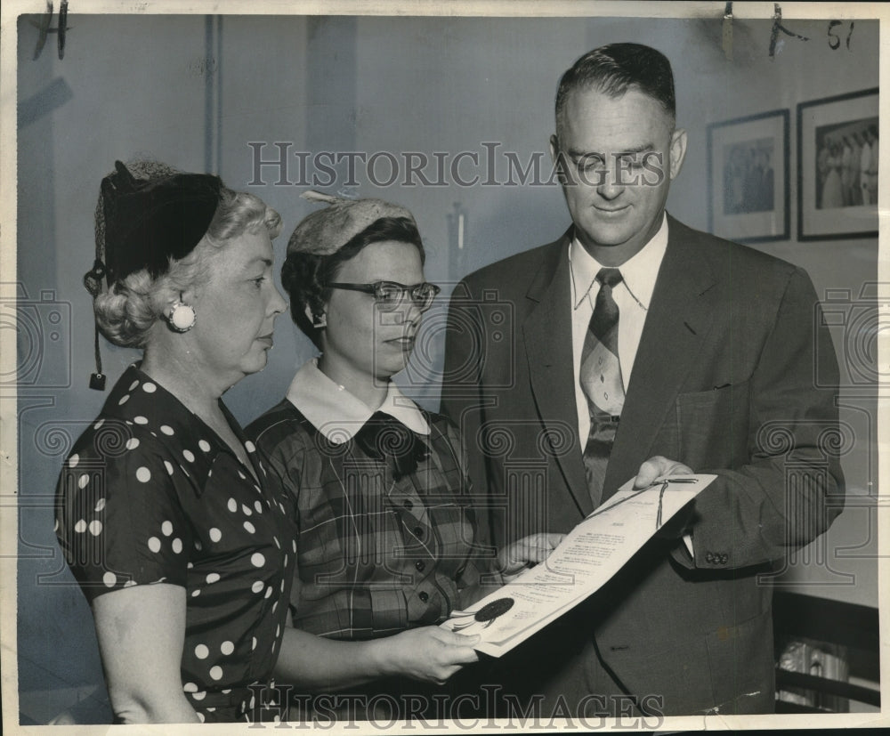 1955 Press Photo P-TA Members Receive P-TA Proclamation, New Orleans - noo18089