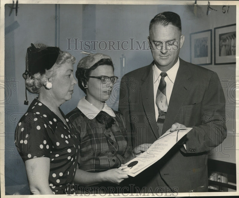 Load image into Gallery viewer, 1955 Press Photo P-TA Members Receive P-TA Proclamation, New Orleans - noo18089
