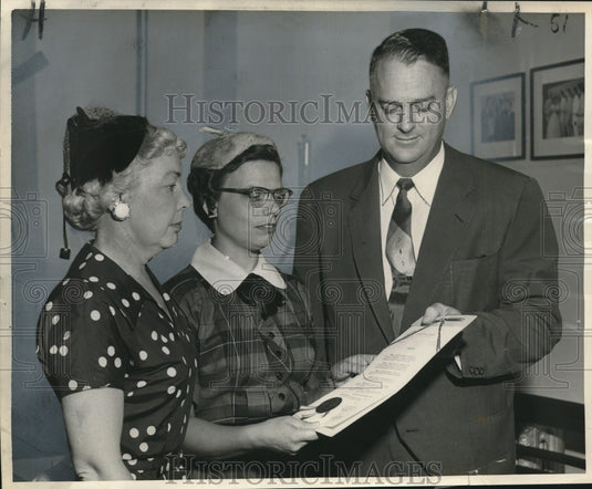 1955 Press Photo P-TA Members Receive P-TA Proclamation, New Orleans - noo18089