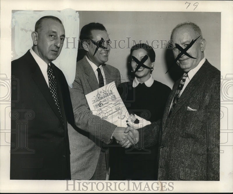 Load image into Gallery viewer, 1956 Press Photo Dave Fink, restaurant owner in Pan-American Motel - noo18099
