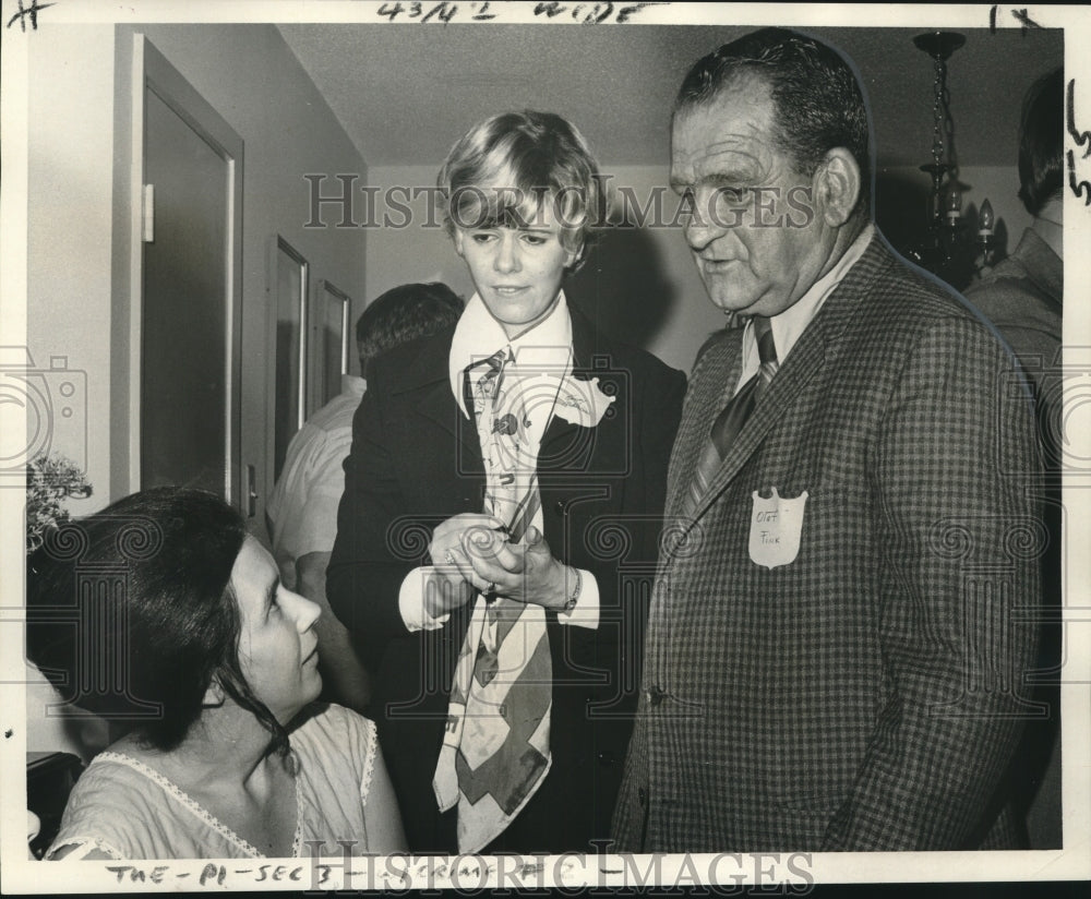 1971 Press Photo Mrs. Niklous talks to Sen. Olaf Fink about reducing burglaries