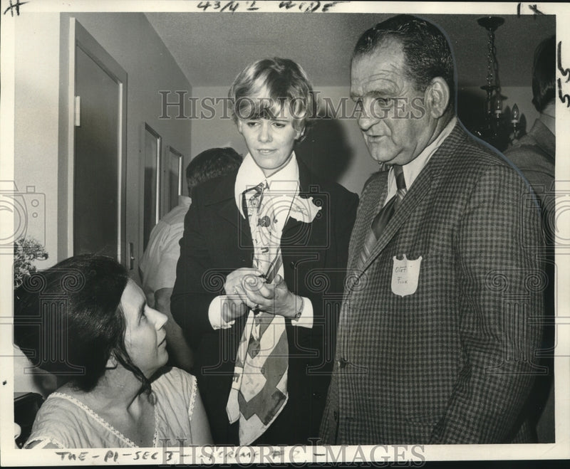 Load image into Gallery viewer, 1971 Press Photo Mrs. Niklous talks to Sen. Olaf Fink about reducing burglaries
