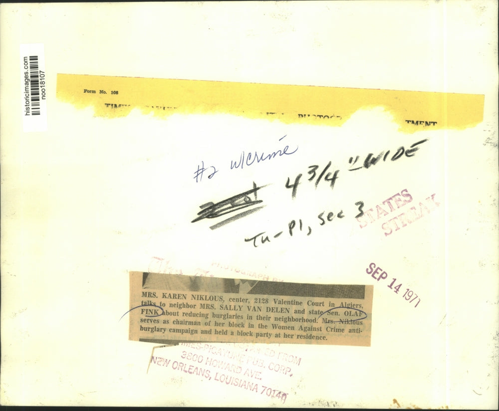 1971 Press Photo Mrs. Niklous talks to Sen. Olaf Fink about reducing burglaries