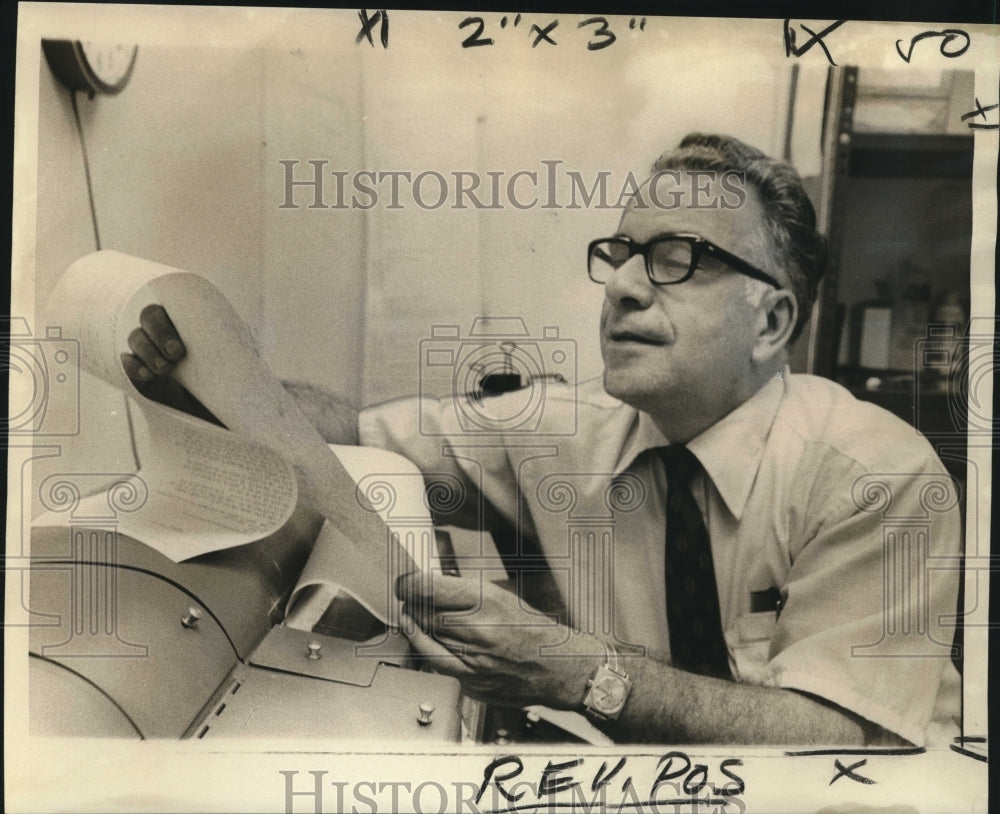 1975 Press Photo Jim Finnazo, U.S. Department of Agriculture market reporter- Historic Images