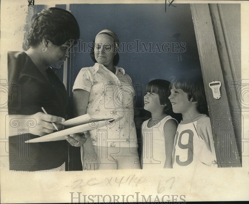 Load image into Gallery viewer, 1974 Press Photo Mrs. Sandra Bates of Algiers Library with Mrs. Fontan and kids
