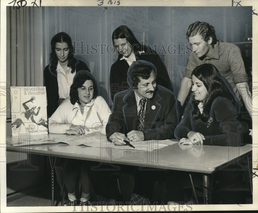 1973 Press Photo Youngster assist the Christmas Seal Association for the poster- Historic Images