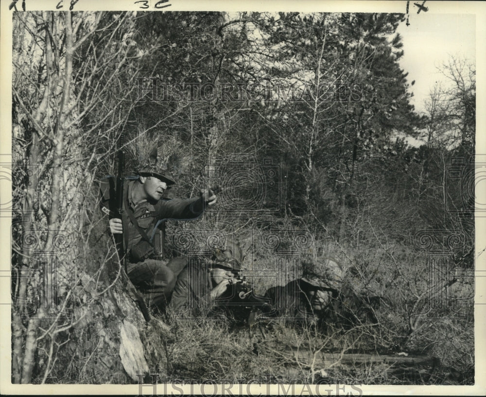 1964 Press Photo Rifle Platoon Section Leader Pointing Out a Target for His Team
