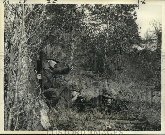 1964 Press Photo Rifle Platoon Section Leader Pointing Out a Target for His Team