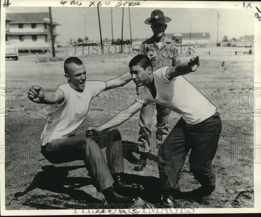 1969 Press Photo U.S. Soldiers Practicing Hand-to-Hand Combat At Fort Polk
