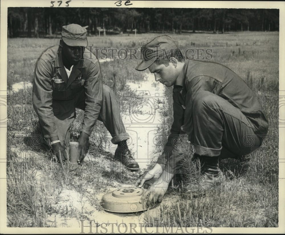1964 Press Photo U.S. Army Trainees Placing Mines In the Ground - noo18188
