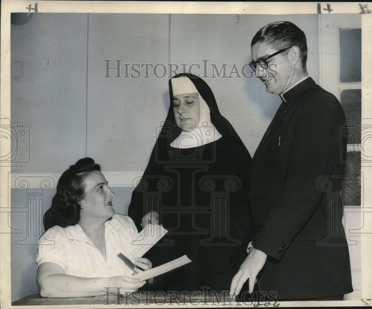 1959 Press Photo Mrs. Rita Gillies gives check to Our Lady of Sacred Heart staff