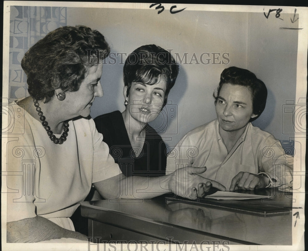 1966 Press Photo Delegates discuss Cooperation Children at Milne Boys&#39; Home