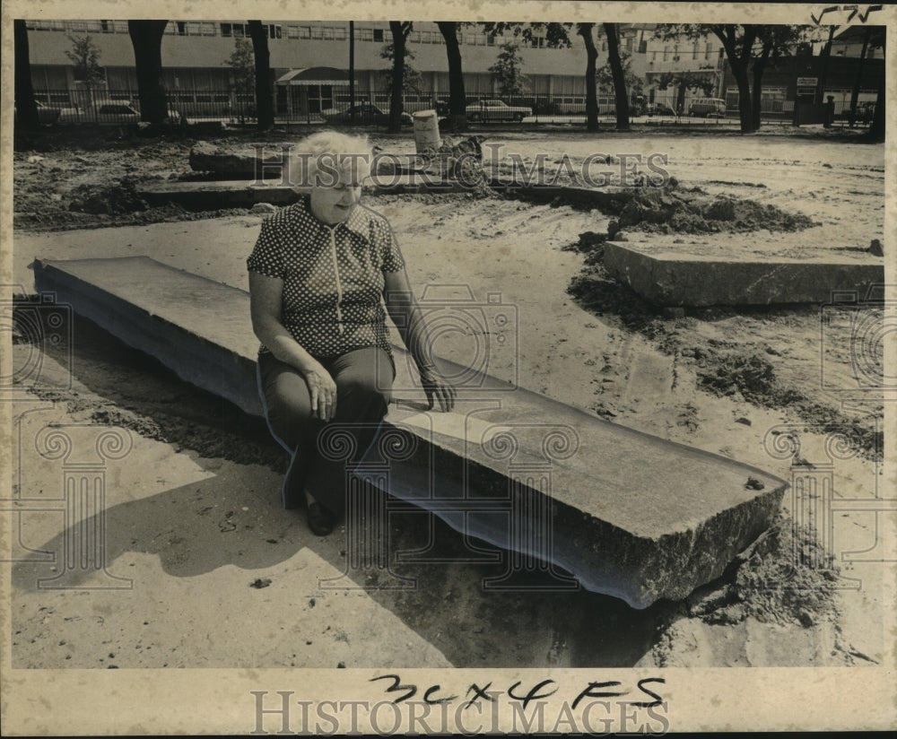 1975 Press Photo Mildred Fossier with a granite slab in the Washington Square- Historic Images