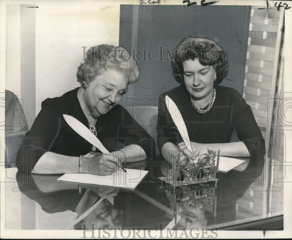 1963 Press Photo Poetic calligraphers, Camilla Mays Frank and O. W. Rabensteiner