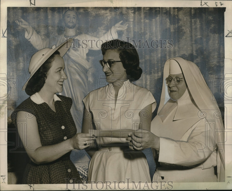 Load image into Gallery viewer, 1955 Press Photo Mercy Hospital School Receives a Scholarship - noo18296
