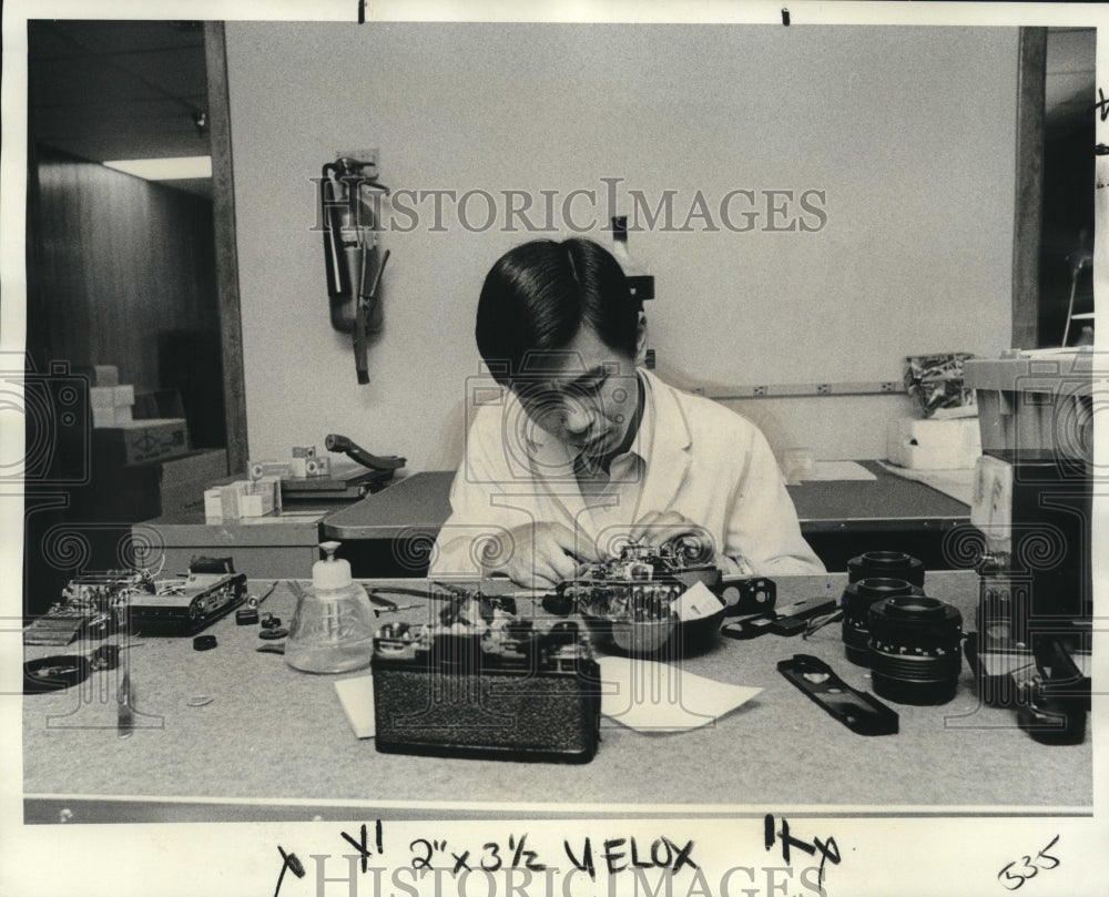 1975 Press Photo Kimiyoshi Sano works in Sears warehouse at Foreign Trade Zone- Historic Images