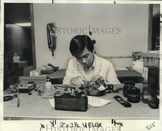 1975 Press Photo Kimiyoshi Sano works in Sears warehouse at Foreign Trade Zone- Historic Images