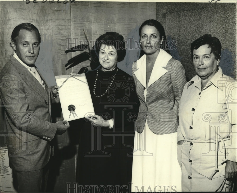 1974 Press Photo Hadassah Month in New Orleans proclamation by Mayor Landrieu- Historic Images