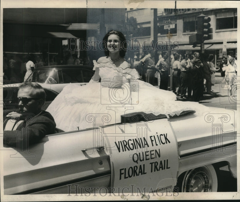 Load image into Gallery viewer, 1961 Press Photo Floral Trail Queen Virginia Flick rides in a car during parade

