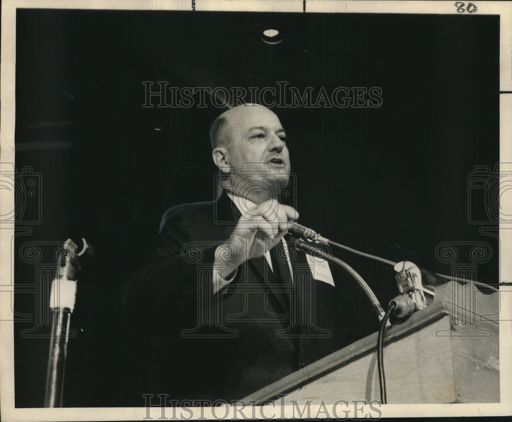 1968 Press Photo Gerald J. Gallinghouse introduces opposition speakers- Historic Images