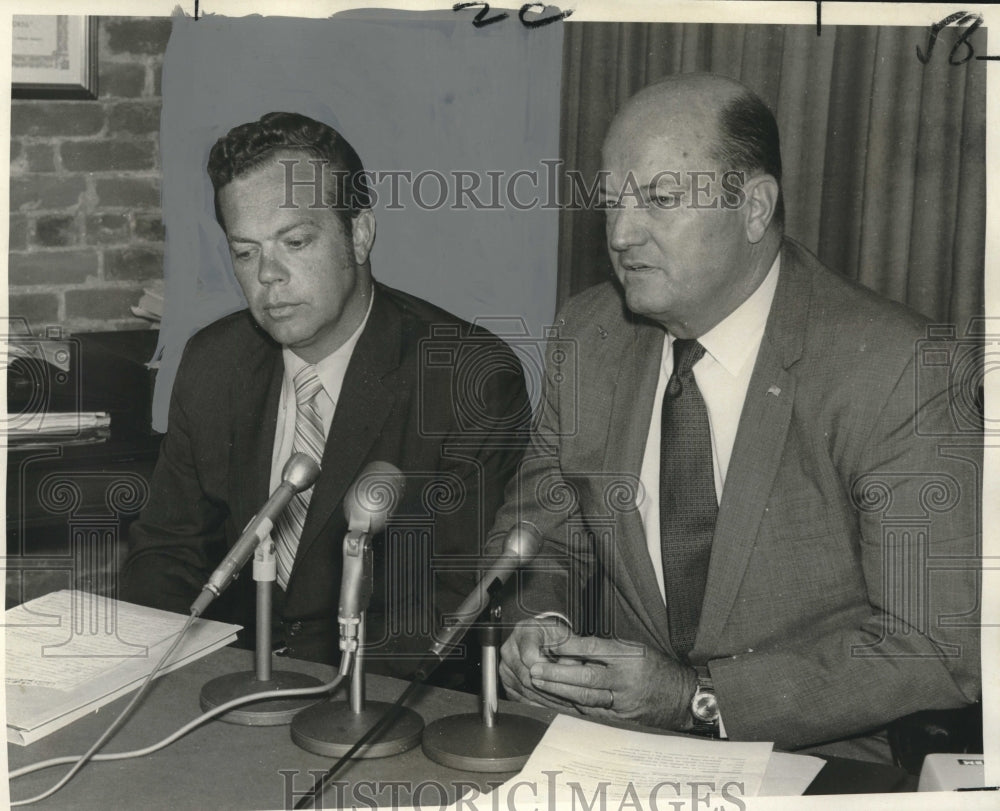 1970 Press Photo Gerald Gallinghouse at a press conference with John Wall - Historic Images