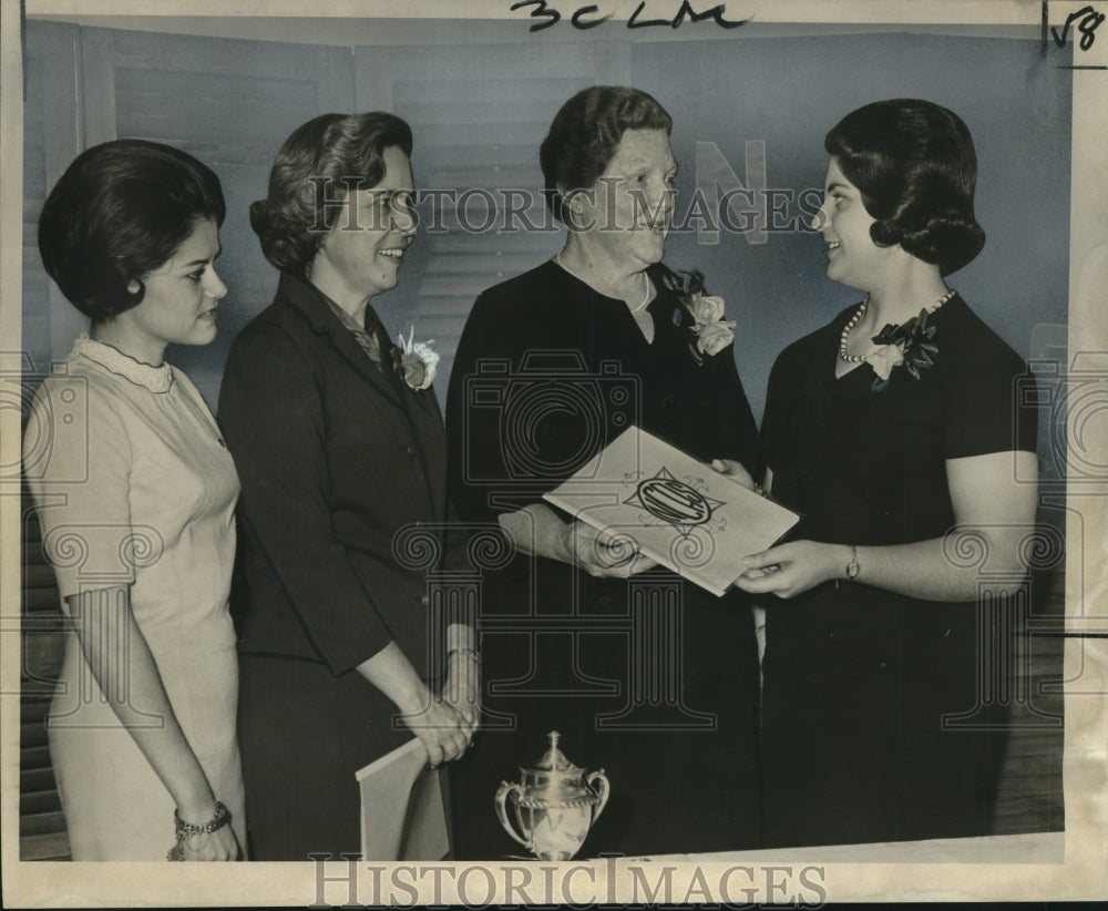 1965 Press Photo St. Mary&#39;s Dominican College students installed - noo18483- Historic Images