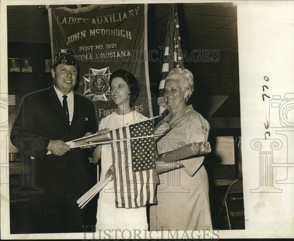 1970 Press Photo Accepting American flags for Gretna Post 3121 VFW - noo18487