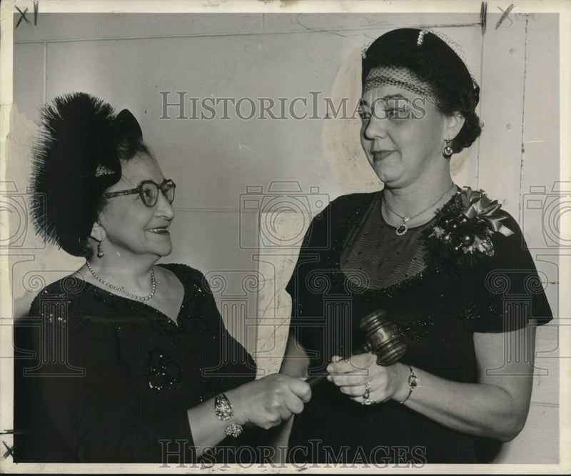 Load image into Gallery viewer, 1951 Press Photo Daughters of the Desert new and old president - noo18488
