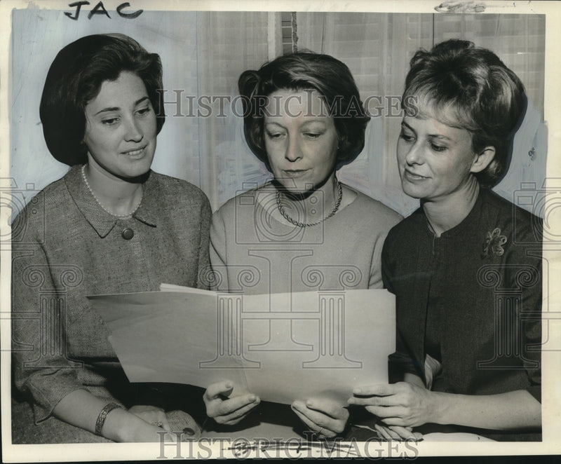 Load image into Gallery viewer, 1966 Press Photo Discussing plans for the Cultural Attraction Fund Raising
