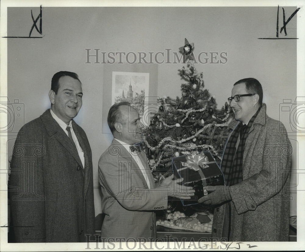 1963 Press Photo Dr. Ben Freedman receives tuberculin device from W. Raymond- Historic Images