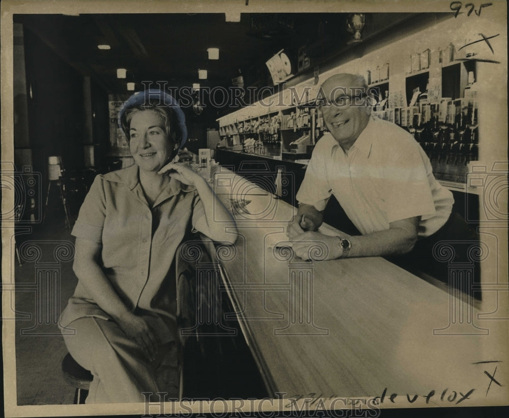 1974 Press Photo Shopper&#39;s Bar owner Mrs. Lois Frazier &amp; manager Cal Sparacio- Historic Images