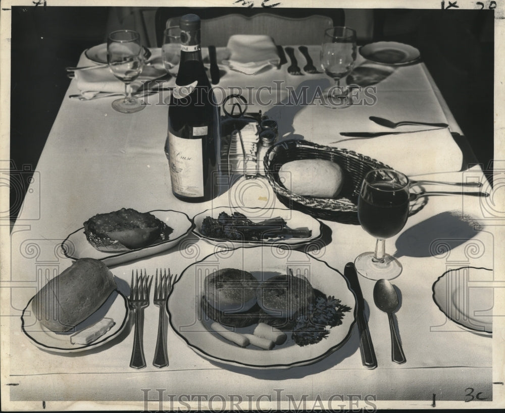 1970 Press Photo Tender beef fillets, red wine, crisp bread & vegetables meal- Historic Images