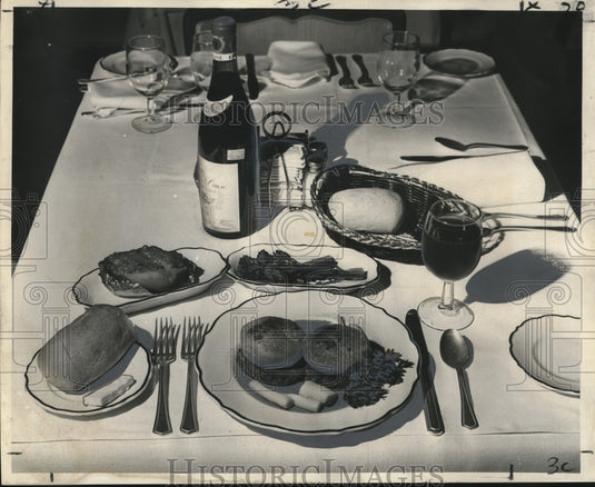 1970 Press Photo Tender beef fillets, red wine, crisp bread & vegetables meal- Historic Images