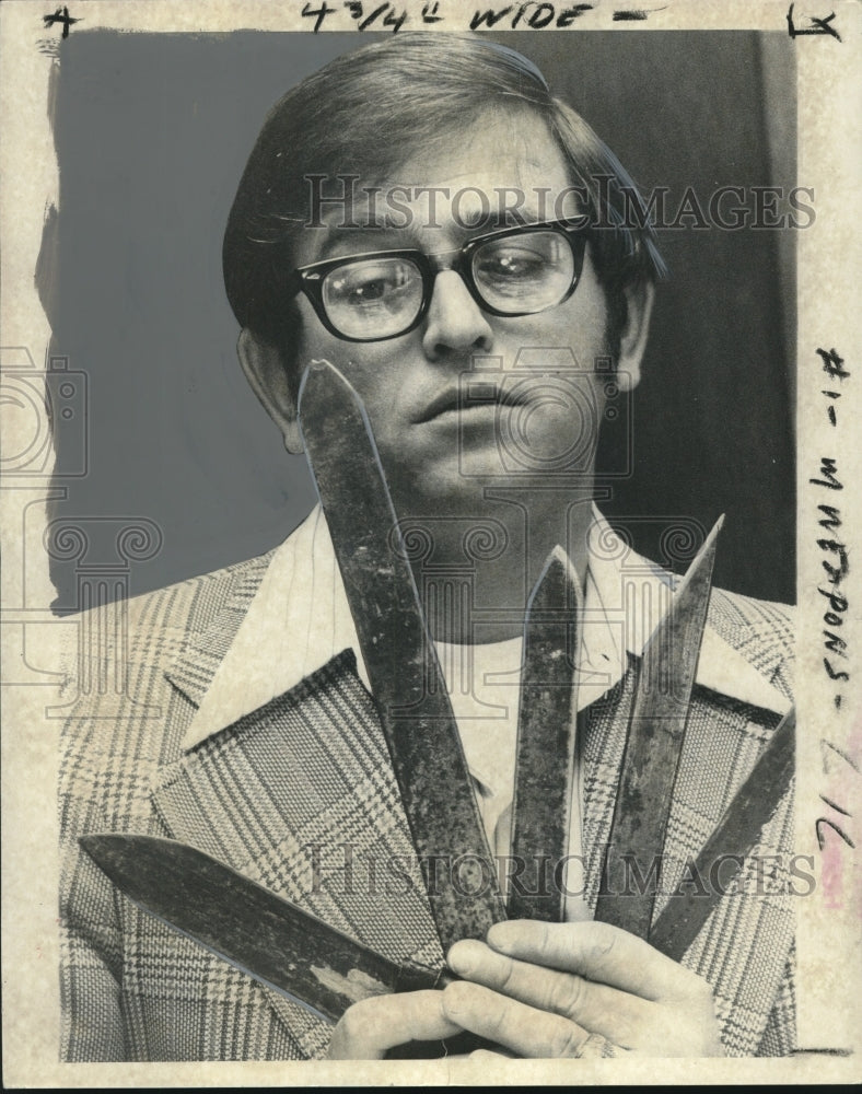 Load image into Gallery viewer, 1974 Press Photo Sheriff Foti with Hand Fashioned Weapons - noo18735

