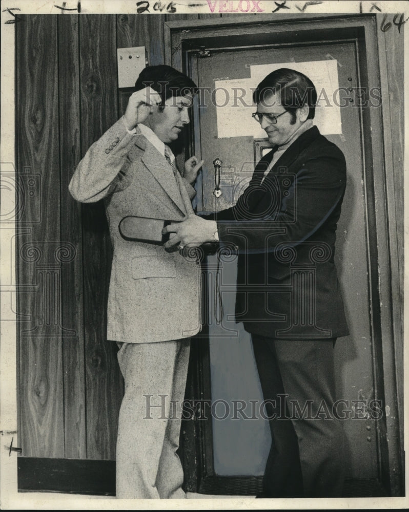 1975 Press Photo Orleans Parish Sheriff Foti Demonstrates Metal Detector Use- Historic Images