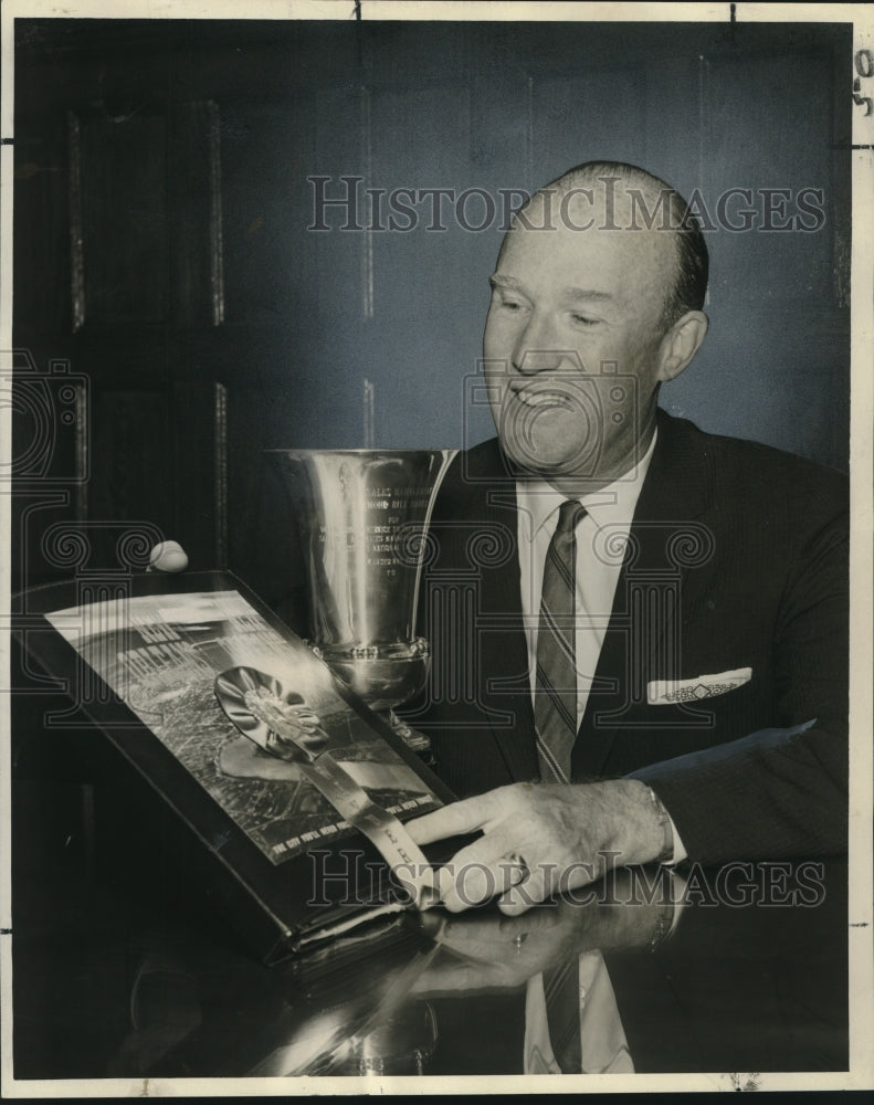 1960 Press Photo James Frank with Raymond Bill Award, New Orleans - noo18780